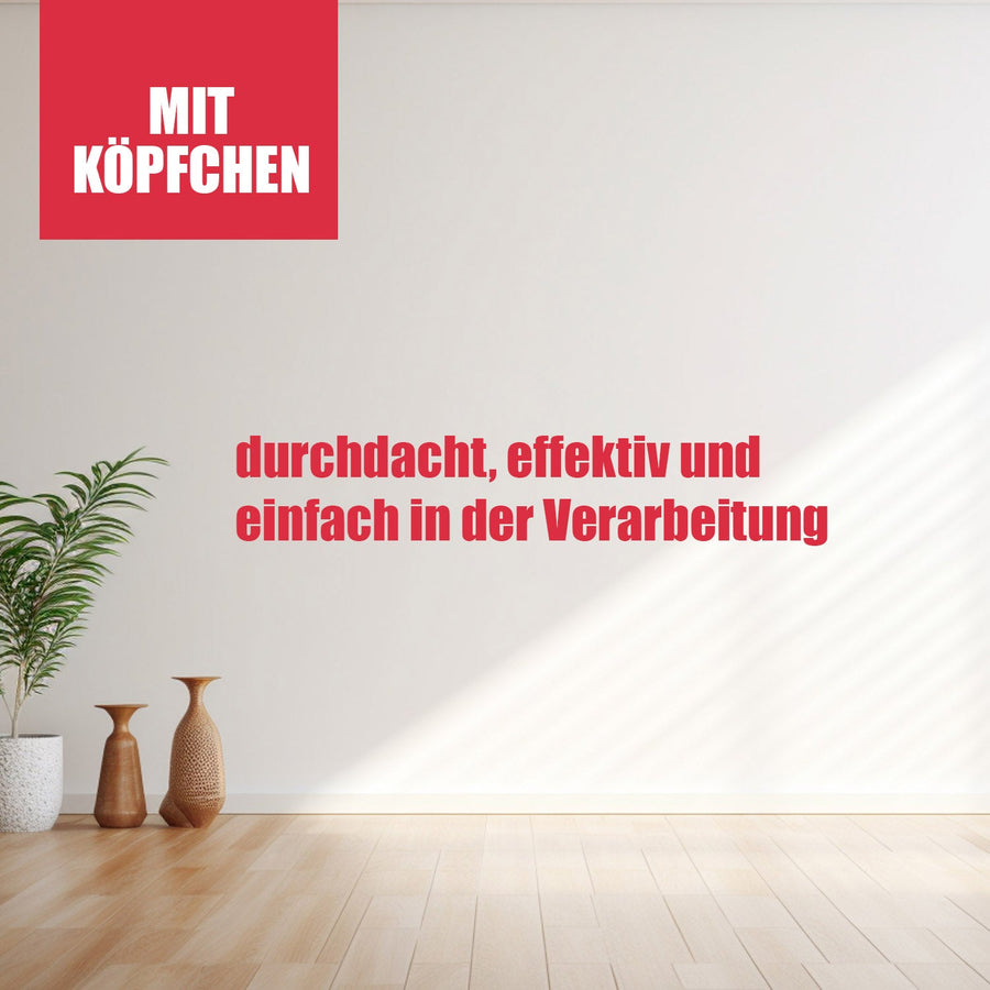 Leere Wand mit Dekovasen.