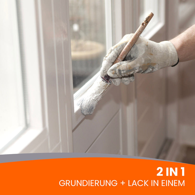 Pinsel streicht weißen Lack auf.