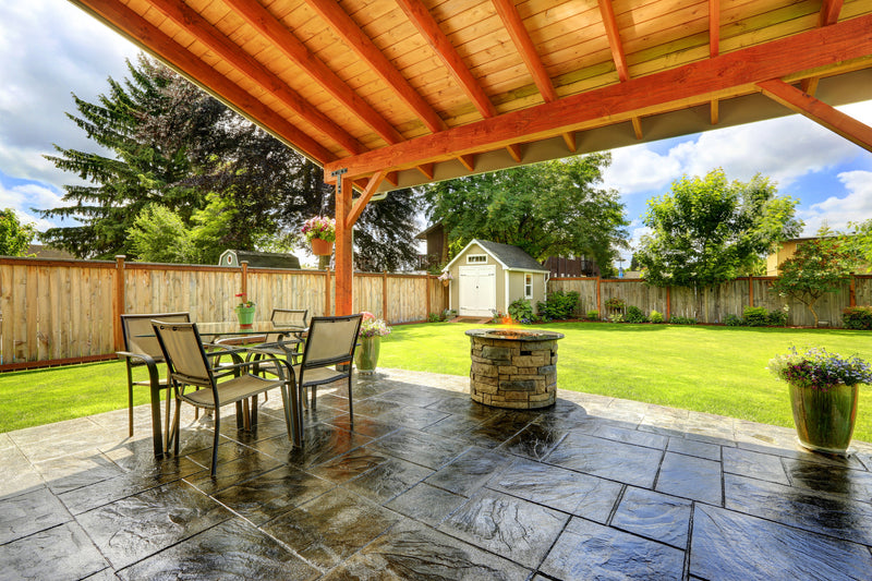 Garten mit Terrasse und Feuerstelle.