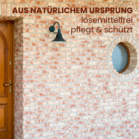 Ziegelwand mit Lampe und Tür.