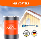 Farbkanister vor Haus und Himmel.