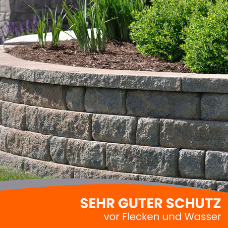 Steinmauer mit Pflanzen und Text.