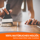 Pinsel auf Holzoberfläche, Text.