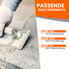 Hand spachtelt Betonoberfläche mit Kelle.