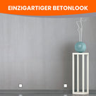 Betonwand mit Skulptur auf Podest.